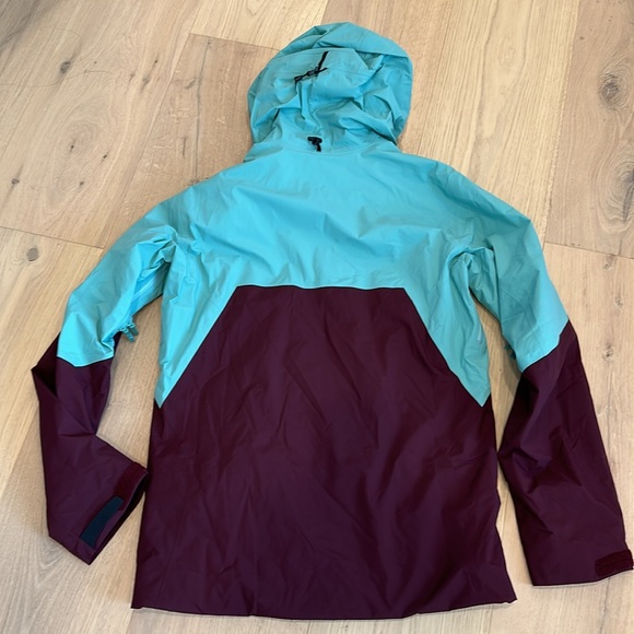 Arc’Teryx Rush IS snowboarding/ski jacket - Picture 2 of 7